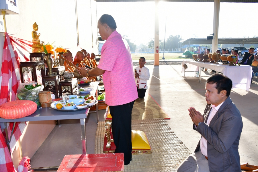 กิจกรรมทำบุญตักบาตร ข้าวสารอาหารแห้ง แด่พระภิกษุ จำนวน 9 รูป เนื่องในโอกาสวันส่งท้ายปีเก่าต้อนรับปีใหม่ เพื่อความเป็นสิริมงคลขององค์การบริหารส่วนตำบลโนนกลาง